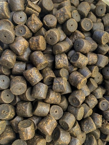 Coppens Pelety s dírou Black Halibut 14mm 1kg